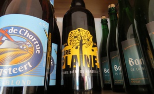 Les bières artisanales locales comme ici la bière de la Plaine ont de plus en plus de succès.