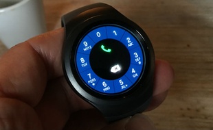 La Samsung Gear S2 tient son originalité de se cadran rotatif servant à se déplacer dans ses menus.