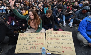 Des jeunes participent au mouvement #NuitDebout sur la place de la République, le 9 avril 2016.