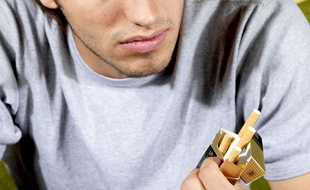 Un jeune qui fume