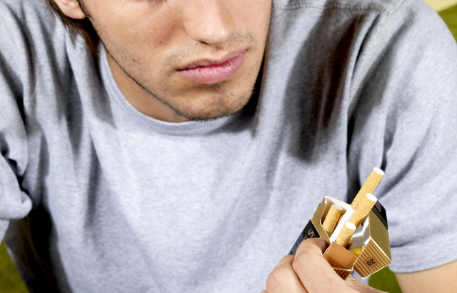 Les jeunes moins accrocs du tabac que leurs aînés au collège et lycée 640x410_jeune-fume