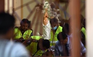 Les autorités enquêtent dans l'église Saint-Sébastien de Negombo, près de la capitale du Sri Lanka, Colombo, qui a été soufflée dimanche.