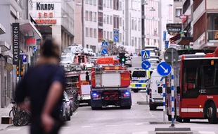 Les secours sur les lieux où un camion a renversé des passants dans le centre de Stockholm, en Suède, le 7 avril 2017.