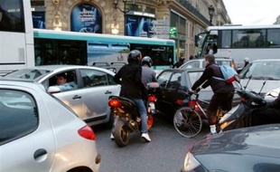 Des perturbations affecteront encore ce week-end les trafics SNCF et RATP, certains syndicats ayant réussi localement à faire reconduire la grève, alors que le président de la République Nicolas Sarkozy a de nouveau exclu de céder sur la réforme des régimes spéciaux de retraite.