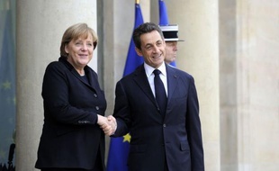 La chancelière allemande Angela Merkel et le président Nicolas Sarkozy se sont accordés lundi sur un "nouveau traité" européen, si besoin à 17, appelant à des "sanctions automatiques" envers les Etats membres de l'Union européenne qui laisseraient filer leurs déficits