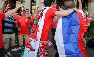 Des supporters gallois et russes sur la place du Capitole, à Toulouse, le 20 juin 2016.