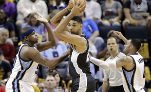 Tim Duncan lors du match entre San Antonio et Memphis.