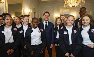 Gabriel Attal et les 13 ambassadeurs du SNU, le 18 avril 2019. FRANCOIS GUILLOT / AFP.