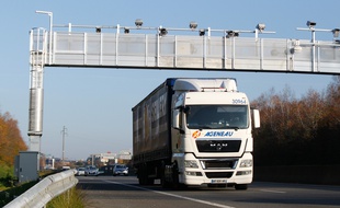 Illustration d'une barrière Ecotaxe sur le périphérique nantais.