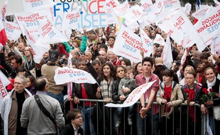 Des militants socialistes attendent les résultats rue de Solférino devant le QG de François Hollande le 6 mai.