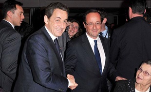 Nicolas Sarkozy et François Hollande se saluent pendant le dîner du Crif, mercredi 8 février 2012 au Pavillon d'Armenonville, à Paris.