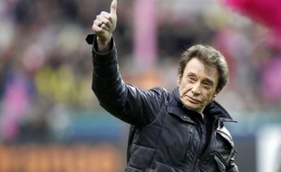 Le chanteur français Johnny Hallyday a indiqué lundi qu'il n'avait pas l'intention de quitter son domicile de Gstaad (Suisse), et qu'il venait de renouveler ses papiers en Suisse.
