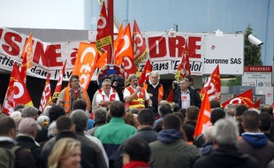 Environ 1.000 personnes selon la police, 1.500 selon la CGT, ont manifesté jeudi dans le calme devant la raffinerie Petroplus de Petit-Couronne (Seine-Maritime) contre sa fermeture après sa liquidation prononcée mardi par la justice, qui a toutefois donné un délai -jusqu'au 5 novembre- à d'éventuels repreneurs pour déposer une offre.
