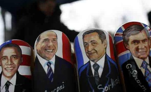 Des poupées russes représentant les chefs d'Etat Barack Obama (Etats-Unis) et Nicolas Sarkozy (France) ainsi que les Premiers ministres Silvio Berlusconi (Italie) et Gordon Brown (Grande-Bretagne).