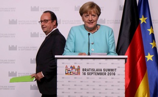 François Hollande et Angela Merkel à Bratislava pour le sommet des 27, le 16 novembre