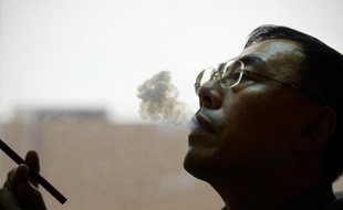 La cigarette électronique est peut-être en train de conquérir un nombre croissant de fumeurs à travers le monde, mais son inventeur chinois attend toujours de récolter les fruits de son invention en raison de litiges en cours sur son brevet.