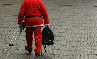 Un homme habillé en père Noël dans une rue de Düsseldorf, Allemagne, le 5 décembre 2009.