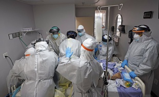 Le docteur Joseph Varon (à droite) et son équipe, à l'hôpital United Memorial de Houston le 6 juillet 2020 (illustration).