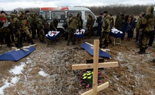 Des séparatistes et des proches assistent aux funérailles de plusieurs de leurs soldats morts aux combats, le 16 février 2015 dans un cimetière à Donetsk