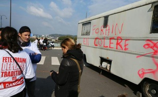 Des forains manifestent contre le déplacement de la traditionnelle fête foraine du centre-ville, le 13 octobre 2015 à Rouen