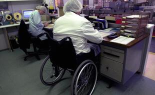 Les TPE et PME ne respectent pas un taux d'emploi de 6% minimum de salariés en situation de handicap. Microsoft et la CPME d'Ile-de-France créent une plateforme de formation à l'inclusion de celles-ci en entreprise. (Illustration)
