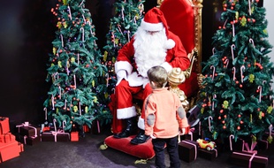 Un enfant devant le père Noël d'un magasin à Paris, le 23 décembre 2009.