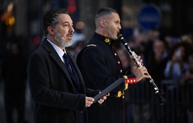 L’acteur et réalisateur français Guillaume Gallienne a lu un passage de Victor Hugo devant le cercueil recouvert du drapeau tricolore, sur la place Edmond-Rostand, à proximité du Panthéon, lors de la cérémonie d’entrée au Panthéon de Robert Badinter, ce jeudi