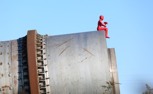 La sculpture de James Colomina smbolise un enfant qui se recueille sur les ruines d'AZF