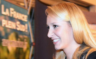 Marion Maréchal Le Pen sourit au Pontet le 6 décembre 2015 après la publication des résultats du premier tour