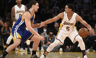 Jordan Clarkson vient défier Klay Thompson lors du match entre les Los Angeles Lakers et les Golden State Warriors le 6 mars 2016.