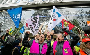 Plusieurs centaines de salariés PSA de l’usine d’Aulnay sont allées manifester devant le siège du groupe à Paris.