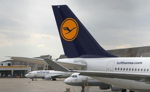 Des avions de la compagnie Lufthansa à l'aéroport de Francfort, le 6 novembre 2015