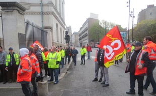 Les éboueurs se sont rassemblés devant la mairie ce vendredi matin.