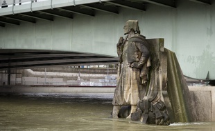 La crue de la Seine à Paris. Ici, le Zouave du Pont de l'Alma (Illustration). // PHOTO : V. WARTNER / 20 MINUTES