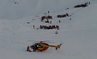 Hélicoptère et secouristes dans les Deux Alpes le 13 janvier 2016 après une avalanche mortelle.