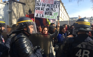 Les forces de l'ordre encerclent des manifestants contre la loi Travail, le 5 avril 2016