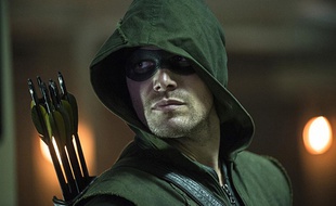 Stephen Amell incarne Green Arrow, alias Oliver Queen.