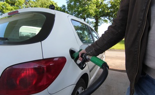 Illustration d'une station-service prise d'assaut en raison de la pénurie de carburant, ici à Vern-sur-Seiche, près de Rennes, le 23 mai 2016.