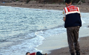 Le jeune Aylan, réfugié syrien, retrouvé mort sur une plage de Turquie, au début du mois de septembre 2015.