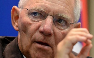 Le ministre allemand des Finances, Wolfgang Schäuble, 71 ans, a été reconduit dimanche à son poste dans le nouveau gouvernement de "grande coalition" associant conservateurs et sociaux-démocrates, a annoncé dimanche la chancelière Angela Merkel.