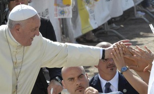 Le pape François salue la foule le 5 juillet 2014 à Campobasso, dans le sud de l'Italie