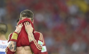 L'Espagnol Sergio Ramos dépité après la défaite de l'Espagne face au Chili, le 18 juin 2014, à Rio.