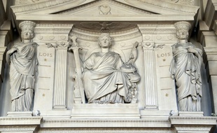 Détail de la façade de la Cour d'assises de Paris.