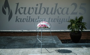 Des fleurs en hommage aux victimes du génocide du Rwanda, le 6 avril 2019 à Kigali.