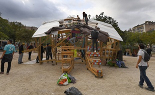 Des opposants au projet municipal de la Plaine construisent une cabane en bois