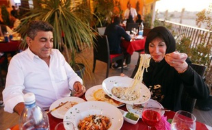 Des Libyens déjeunent au "Toucan", un restaurant ouvert récemment, à Tripoli le 10 avril 2016
