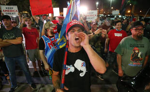 Des supporteurs de Donald Trump rassemblés à Phoenix devant le centre électoral qui termine le dépouillement dans l'Arizona, le 4 novembre 2020.