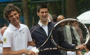 Le Serbe Novak Djokovic a participé à l'inauguration d'un terrain de tennis public dans la favela de La Rocinha, la plus grande de Rio de Janeiro, en compagnie de l'idole locale Gustavo Kuerten, ancien numéro un mondial et triple vainqueur de Roland Garros.
