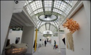 "Nouveaux lieux, nouvelles galeries, presque tout est nouveau", affirme à l'AFP Martin Bethenod, commissaire général d'une Foire Internationale d'Art Contemporain "plus parisienne et plus internationale que jamais", ouverte du 26 au 30 octobre.