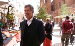 L'ancien ministre du Budget Jérôme Cahuzac a fait samedi son marché à Villeneuve-sur-Lot (Lot-et-Garonne), sa première apparition publique depuis sa démission, semblant ainsi vouloir prendre la température de l'électorat alors que plane le doute sur l'hypothèse de sa candidature à la législative partielle organisée en juin pour le remplacer.